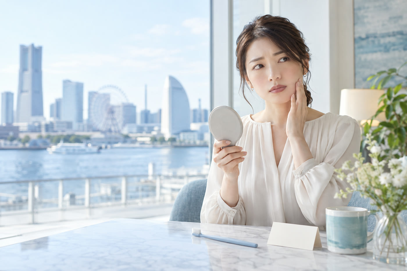 鏡を見ながら歯ぐきの違和感について相談すべきか考える女性のイメージビジュアル